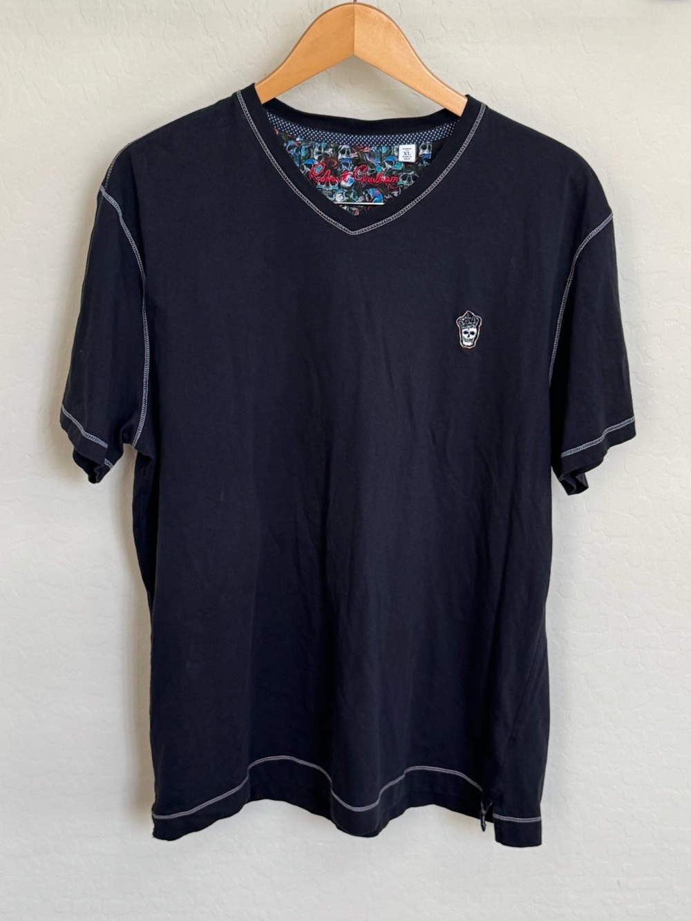 Robert Graham Damien Black V-Neck T-Shirt Skull Crown Men's Size XL Classic Fit
